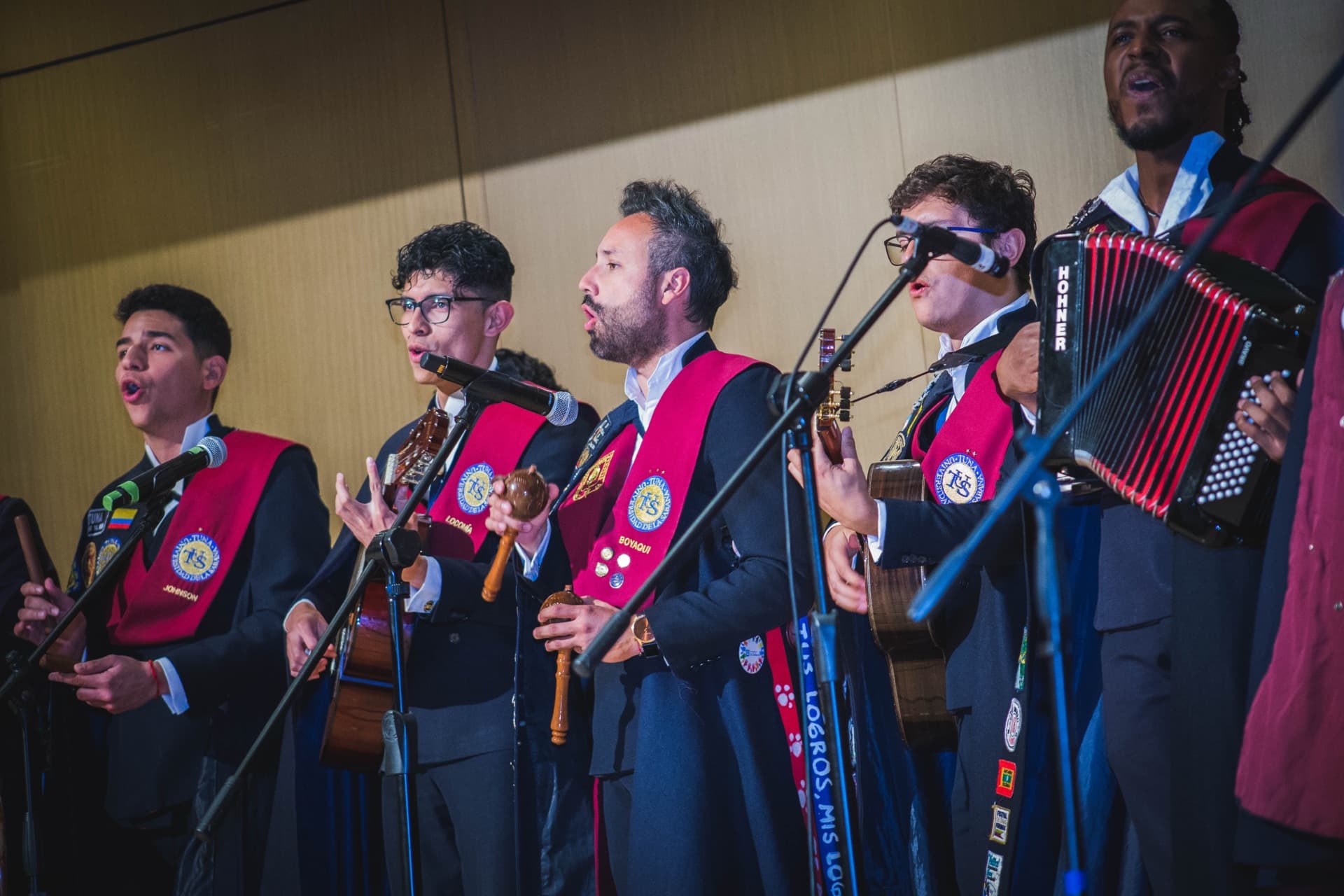 Tuna Universidad de La Sabana cantando en tarima